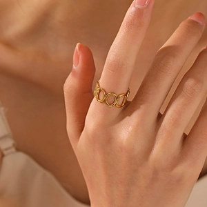 Bague géométrique en acier inoxydable plaqué or 18 carats au doigt d'un mannequin femme