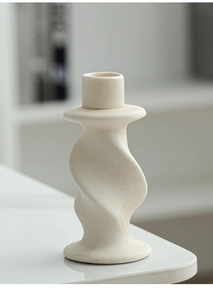 Dettaglio del portacandele in ceramica crema con texture naturale e design nordico