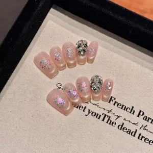 Luxuriöse Cat-Eye-Press-On-Nägel mit funkelnden Strasssteinen und Glitzerverlauf-Finish