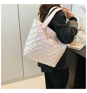Detailansicht der rosa Laser-Stepptasche mit schillernder holografischer Textur