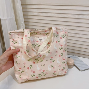 Rosa Baumwolltasche mit Blumenmuster, Hasenmotiven und Simple Wish Etikett