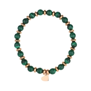 Dettaglio macro di perline di malachite verde con ciondolo a cuore in oro rosa sul bracciale