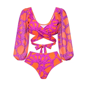 Détail d'un bikini taille haute avec manches lanterne et imprimé corde abstrait