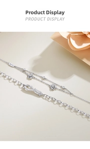 Vista dettagliata di bracciali in argento 925 con spine e fiori su sfondo beige