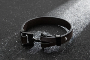 Détail du bracelet en cuir tressé marron foncé avec fermoir ancre en acier inoxydable noir