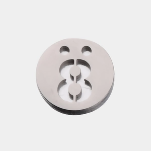 Détail macro du pendentif en acier inoxydable en forme de chiffre 8 avec double trous