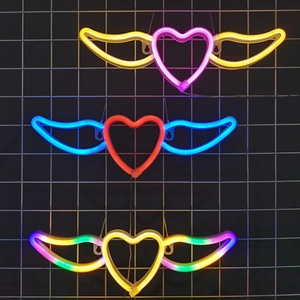 Enseigne Néon LED Cœur Avec Ailes Plastique Batterie USB Décoration Murale Chambre Esthétique Lampe Suspendue