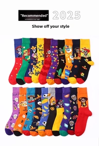 Flachliegende bunte Tag der Toten Socken mit Totenkopfmotiven und festlichen Mustern
