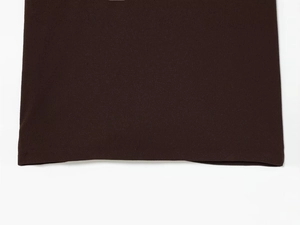Detail des Saums und der feinen Nähte an einem dunkelbraunen ärmellosen Strickkleid