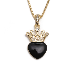Vue détaillée du pendentif couronne dorée avec une pierre noire en cœur et petits diamants