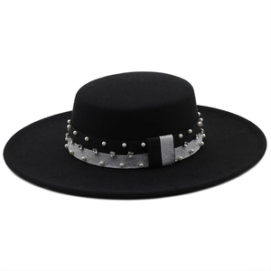 Chapeau canotier noir en feutre de laine avec ruban orné de perles et de strass