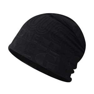 Minimalistische schwarze Strickmütze mit geprägten Buchstaben auf hochwertigem Stoff