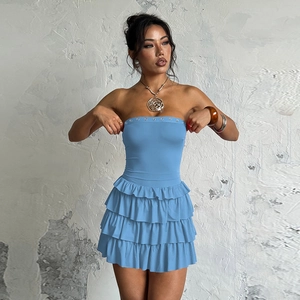 Detail eines blauen trägerlosen Bodycon-Kleides mit mehrlagigem Rüschenrock-Design