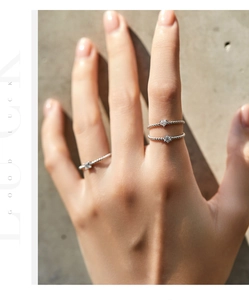 Détail de bagues en argent avec moissanite cœur et étoile sur anneaux perlés pour femme