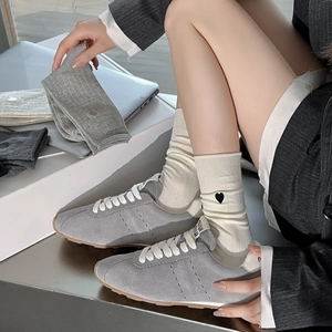 Chaussettes grises brodées de cœurs pour femmes avec des baskets en daim élégantes