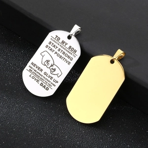 Gros plan sur des pendentifs en acier inoxydable doré et argenté avec gravure de motivation