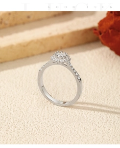 Vue macro d'une bague en argent 925 avec sertissage de moissanite en forme de fleur