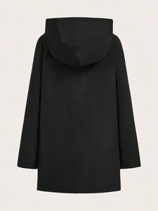 Rückansicht einer langen schwarzen Kapuzenjacke mit minimalistischem Design und weichem Polyester