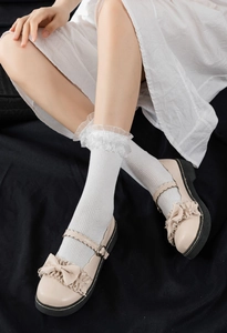 Détails de chaussettes blanches JK avec volants en dentelle et texture nervurée verticale