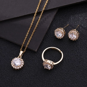 Détails d'un ensemble de bijoux plaqué or avec zircons cubiques multicolores micro-sertis