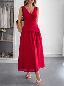 Dettaglio del vestito lungo rosso senza maniche con scollo a V e pieghe in vita