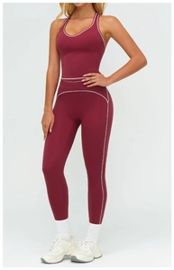 Détail de l'ensemble de yoga bordeaux avec coutures contrastées blanches sur le haut et le legging