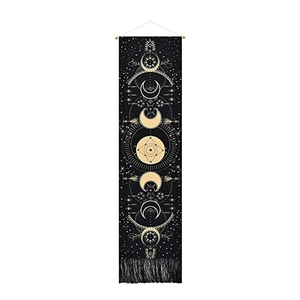 Tapiz bohemio de fases solares y lunares con estrellas doradas y borlas negras de pared