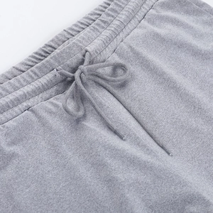 Detail der grauen Strickhose mit elastischem Bund und verstellbarem Kordelzug am Bauch
