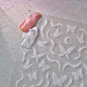 Stickers à ongles papillon blancs gaufrés avec rubans délicats et motifs de lune croissante