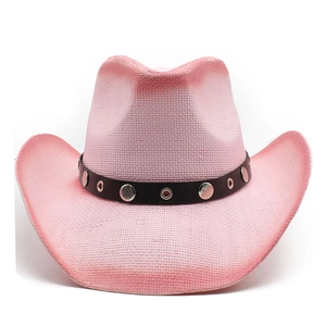 Détail du chapeau de cowboy tissé rose avec ruban en cuir noir et boucles en métal argenté