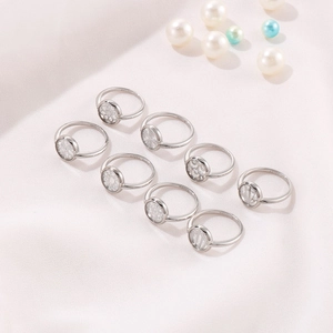 Set mit 8 S925 Sterling Silber Ringen mit Himmelsmustern auf rosa Seidenhintergrund