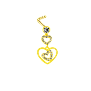 Vue détaillée du piercing nez doré avec pendentifs double cœur et zircons blancs