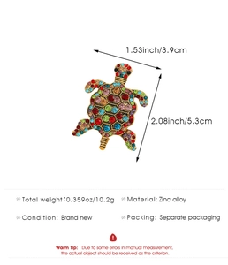 Détails d'une broche tortue en strass colorés avec dimensions précises et poids