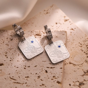 Silver square tarot card earrings with engraved Tughra and sapphire on beige stone