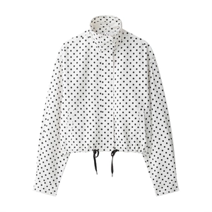Veste à pois avec col montant et ourlet à cordon réglable sur fond blanc uni