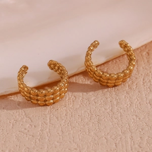 Détail de boucles d'oreilles clips triple rangée de perles en acier doré 18 carats