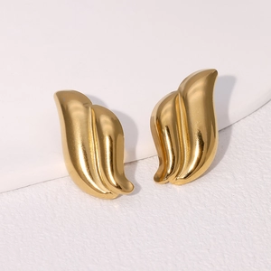 Flügelförmige Ohrstecker aus 18k vergoldetem Edelstahl mit poliertem Wellendesign