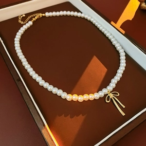 Détail du fermoir mousqueton et de la chaîne d'extension réglable du collier de perles