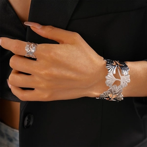 Détail de l'ensemble bague et bracelet feuille de ginkgo argenté à texture évidée