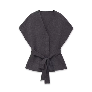 Gilet in maglia grigio scuro con scollo a V profondo e cintura regolabile su bianco