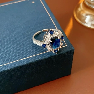 Vue détaillée de la bague en argent vintage avec zircon bleu et dentelle ciselée
