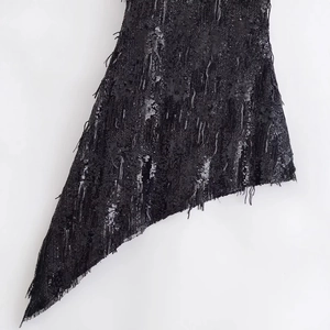 Robe noire à paillettes avec ourlet asymétrique et détails de franges stylés
