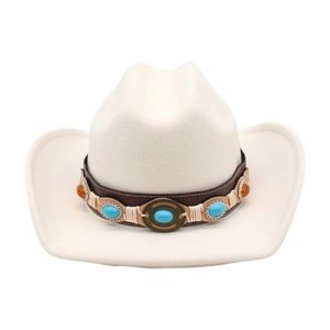 Détail du chapeau de cowboy en feutre blanc avec perles turquoise et ambre sur cuir