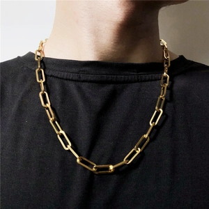 Collana spessa a maglie rettangolari in oro e acciaio al titanio su un modello