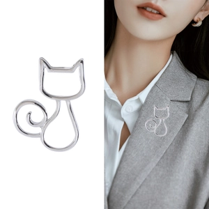 Modische silberne Katzen-Silhouette-Brosche für Damen auf Blazer und weißem Hintergrund