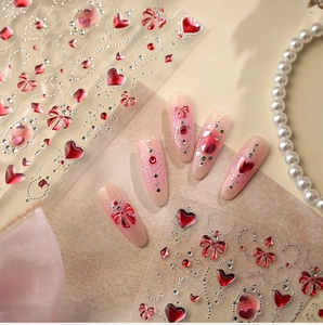 Macro-opname van 3D-reliëf hart en strik nagelstickers met zilveren glitter details