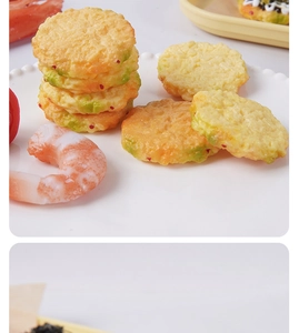 Vista macro de modelos realistas de pasteles de camarones fritos con textura crujiente