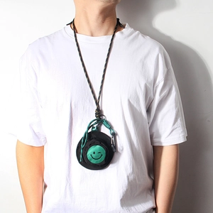 Mini borsa da collo a forma di cappello in nylon nero con ricamo smiley verde