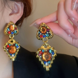 Vintage-Hängeohrringe in Antikgold mit bunten Kristallen und bernsteinfarbenem Stein