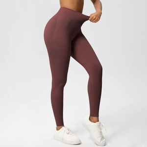 Detailansicht der hohen Elastizität und nahtlosen Stoffqualität der weinroten Yogahose